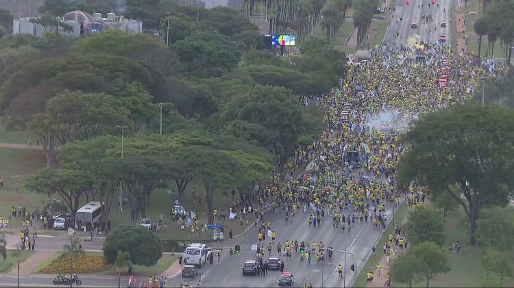 Apoiadores de Flávio Bolsonaro e Celina Leão fazem ato no centro de Brasília na véspera do 2º turno
