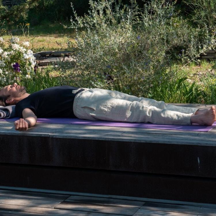 Tutti i benefici di stare 10 minuti sdraiati