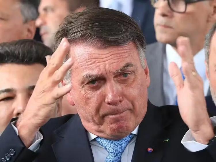 Defesa de Bolsonaro pede autorização a Moraes para receber visita dos filhos no Dia dos Pais