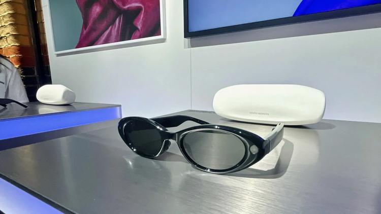 samsung galaxy glasses by gentle monster on display