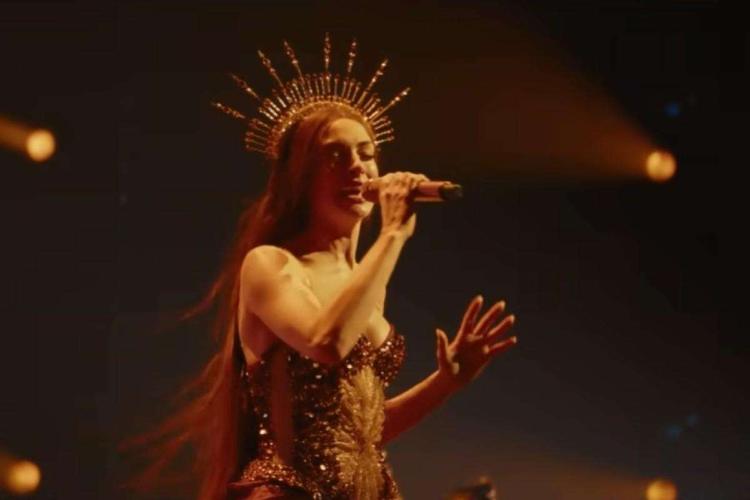 Anne Hathaway y FKA twigs se convierten en arquitectas del pop en Mother Mary