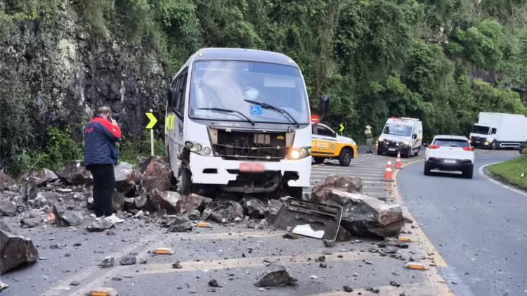 Queda de barreira derruba pedras e atinge micro-ônibus na ERS-115, na Serra Gaúcha