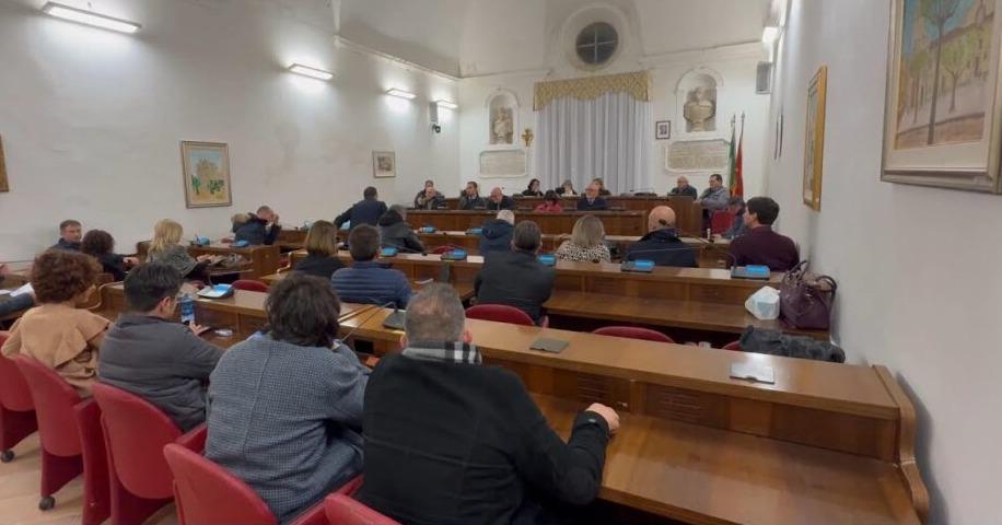 Il Sindaco informa che è stato convocato un tavolo tecnico con le associazioni di categoria del comparto commerciale. L'...