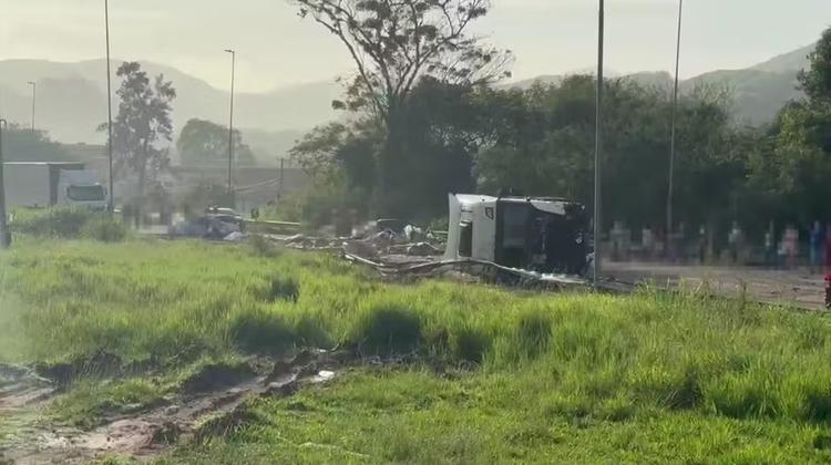 Acidente entre veículos deixa mortos e feridos na BR-393, em Barra do Piraí
