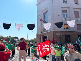 Lavoratori sanità privata e Rsa in presidio per il contratto: "Ci avete lasciato in mutande"