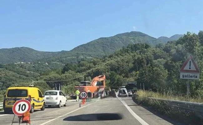 Cilentana, cedimento del piano viabile: stop al traffico. Ecco i percorsi alternativi