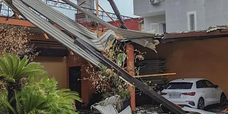 Maltempo in Campania, allagamenti e scuole chiuse in 46 comuni: stop sulla Domitiana