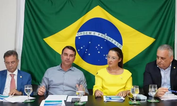 Flávio Bolsonaro defende carteira de motorista para jovens a partir dos 16 anos