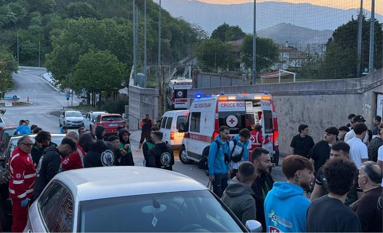 Finale playoff macchiata dalla violenza: calciatore colpito da un pugno e trasportato in ospedale