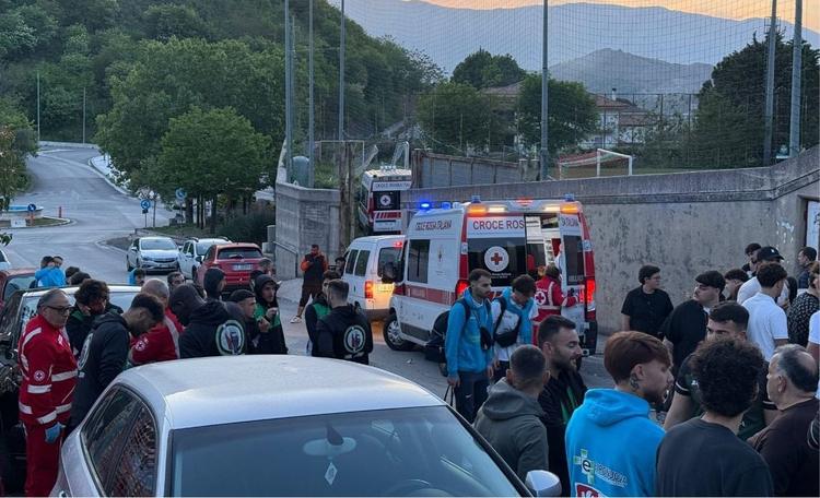 Finale playoff macchiata dalla violenza: calciatore colpito da un pugno e trasportato in ospedale