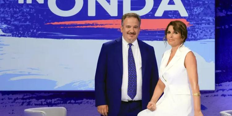 Marianna Aprile pugno di ferro in guanto di... gessato