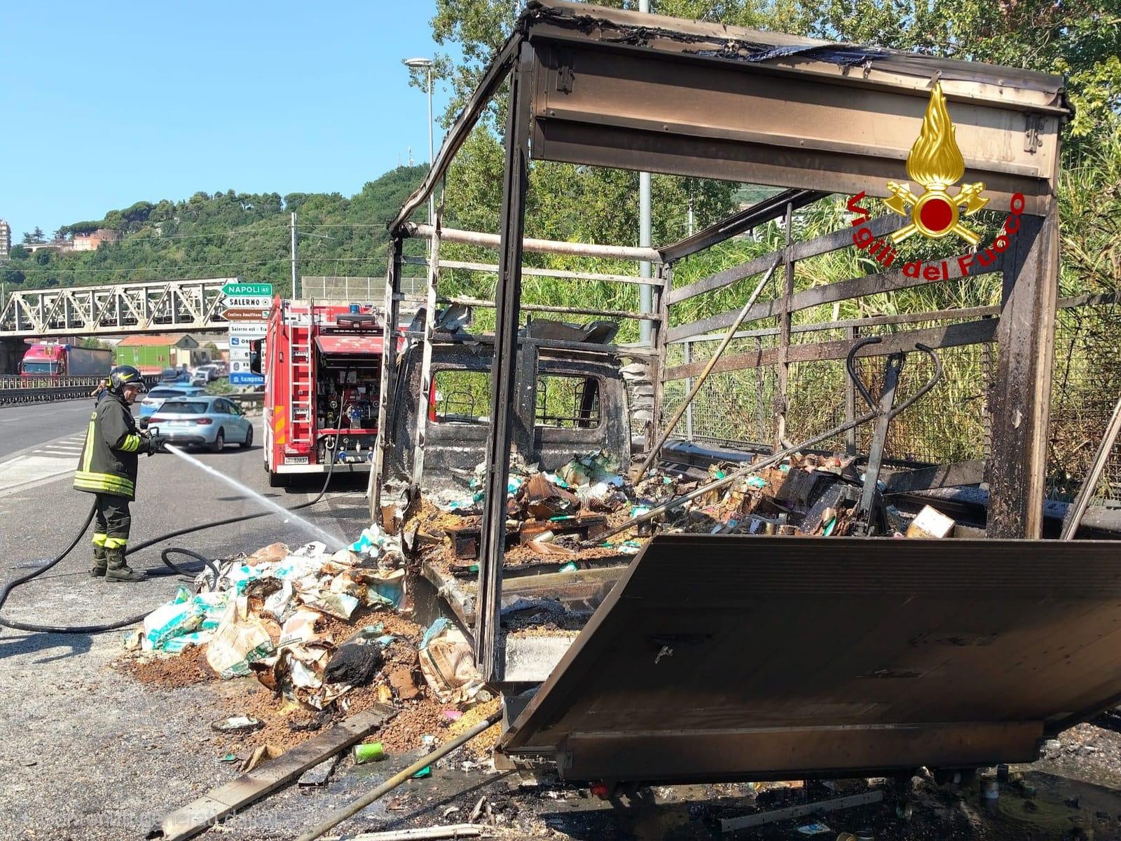 Furgone in fiamme sulla A2: intervento dei Vigili del Fuoco sulla diramazione Napoli