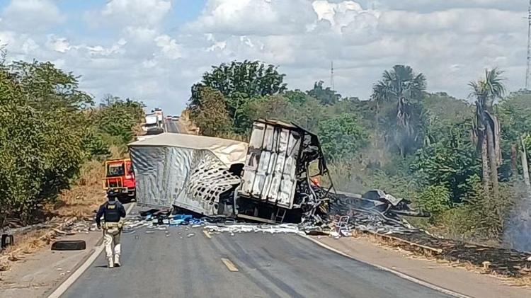Acidente entre carretas deixa uma pessoa morta e bloqueia BR-153 em Colinas do Tocantins