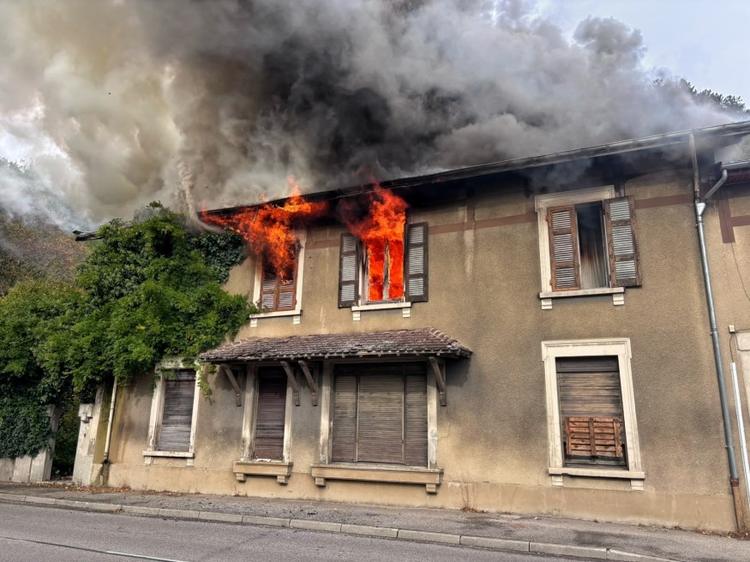 Une maison inhabitée prend feu à Cessieu