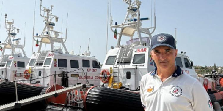 Le calze donate a un bimbo appena sbarcato a Lampedusa: la storia del militare della foto ricordata dal cardinale Zuppi