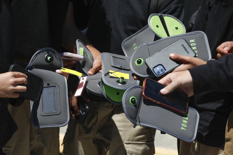 Empresas nos EUA lacram celulares de funcionários para evitar distrações; isso é possível no Brasil?