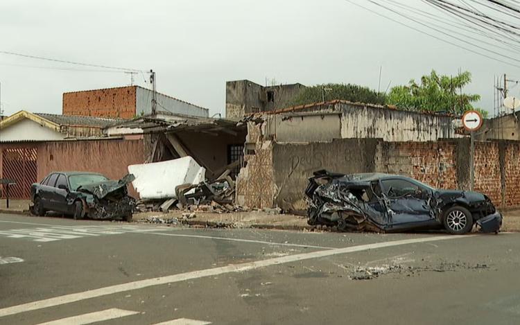 Motorista de caminhão perde controle e atinge casa e carros estacionados em Ribeirão Preto, SP