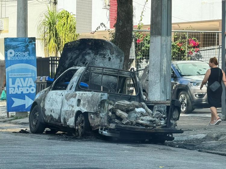 Carro pega fogo em avenida de Santos; VÍDEO