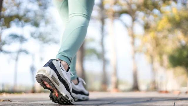 Caminhar de manhã ou à noite? Médica explica o melhor horário para saúde