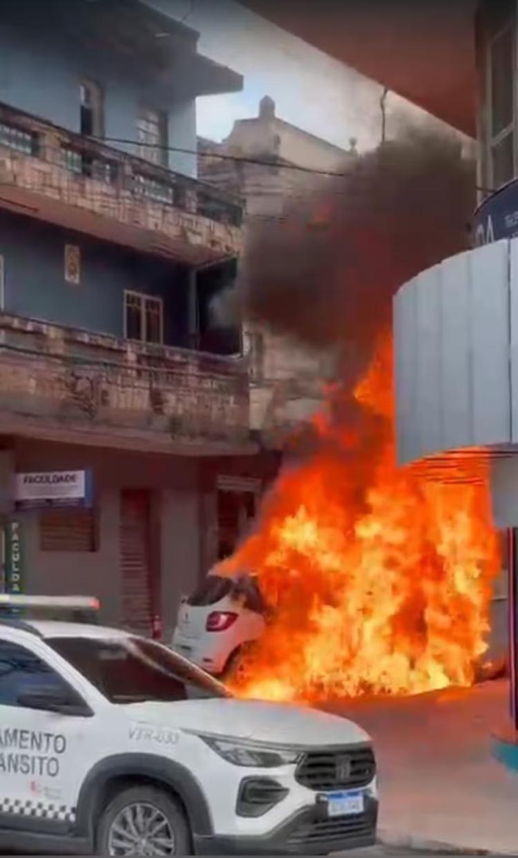 Carro pega fogo e interdita rua no Centro de Barra Mansa