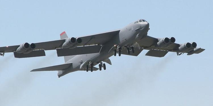 B-52 precipita poco dopo il decollo alla base di Edwards in California
