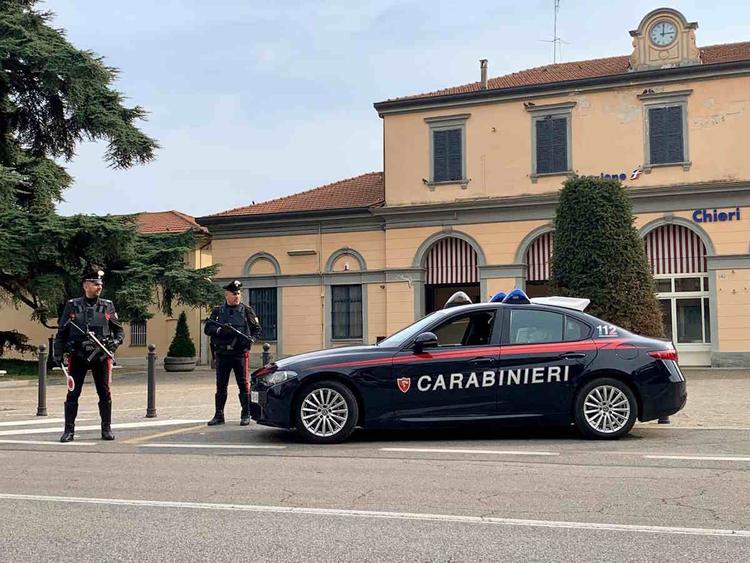 CHIERI – Tenta di soffocare la madre con un cuscino mentre dorme, arrestato