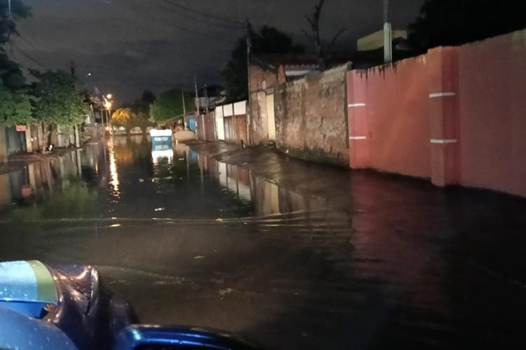 Chuva causa alagamentos e queda de árvore em Foz do Iguaçu; veja previsão do tempo