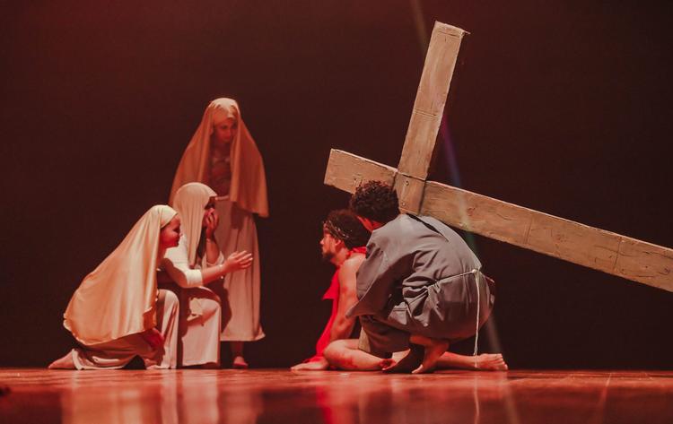 Encenação da Paixão de Cristo marcou inauguração do Teatro Municipal de Cotia