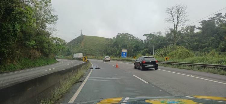 Motociclista morre após bater em mureta e ser atropelado na Via Dutra, em Piraí