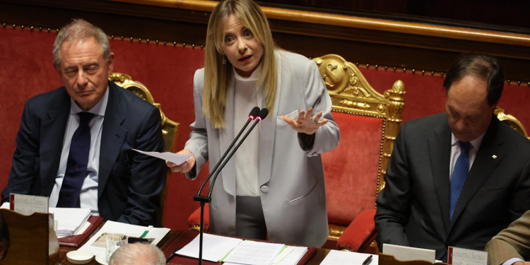Meloni tende la mano alle opposizioni: "Periodo complicato, non servono scontri". E Renzi: "Siete la famiglia Addams"