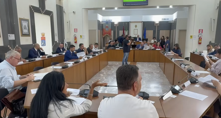 Taranto, Consiglio comunale ricco. Maggioranza ok