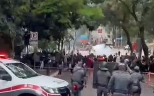 PM usa bombas de gás lacrimogêneo para conter confusão entre grupos no ato de 7 de Setembro em SP