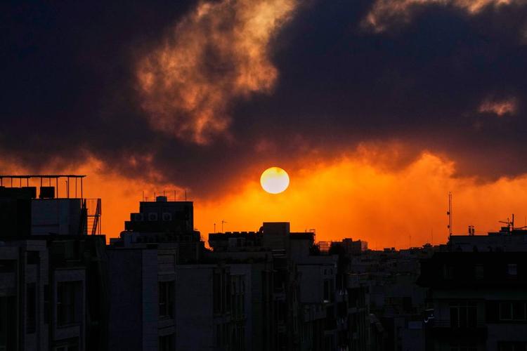 Nuovi attacchi Usa sull'Iran, Teheran risponde colpendo basi americane nel Golfo