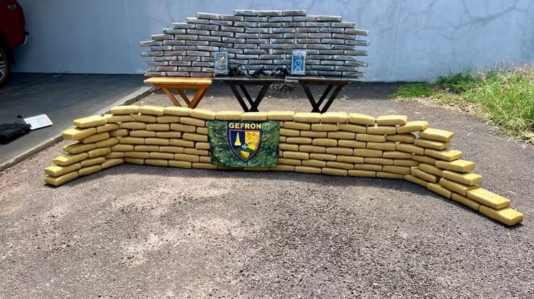 Três homens trocam tiros com a polícia e 237 kg de drogas são apreendidos em zona rural de MT