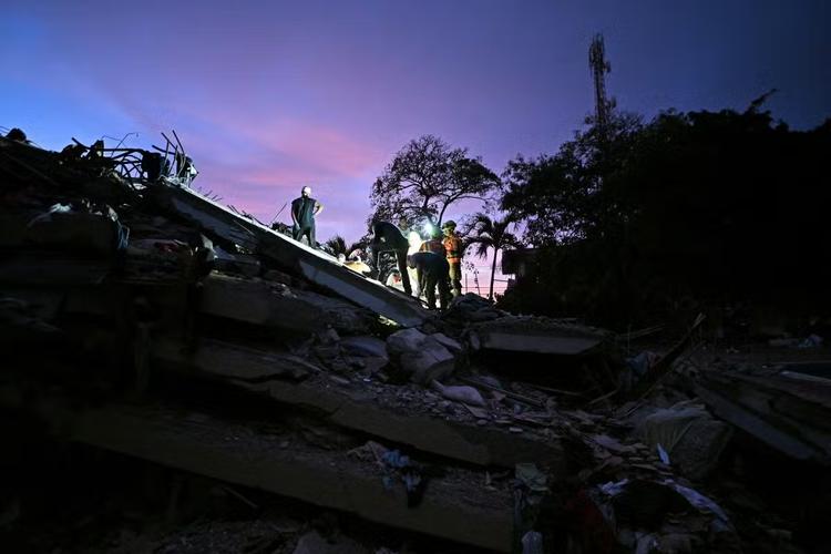 'Baixe sua arma': pressão de moradores leva militares a ajudar em resgates na Venezuela