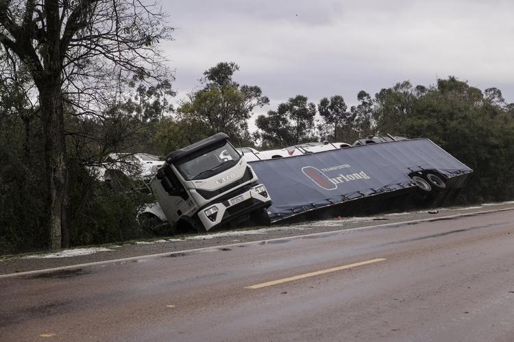 Caminhão-cegonha perde o controle em estrada após temporal com granizo e vendaval no RS