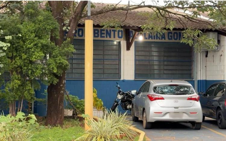 Adolescente autista e com deficiência intelectual tem braço quebrado ao ser agredido por alunos em escola estadual, denuncia mãe