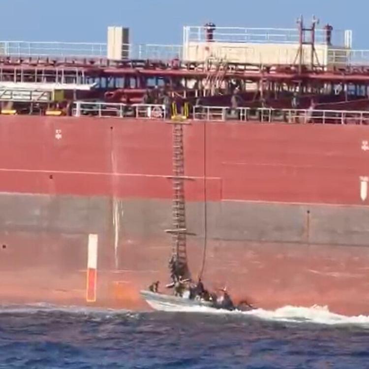Le immagini dell'abbordaggio della petroliera a largo di Lampedusa