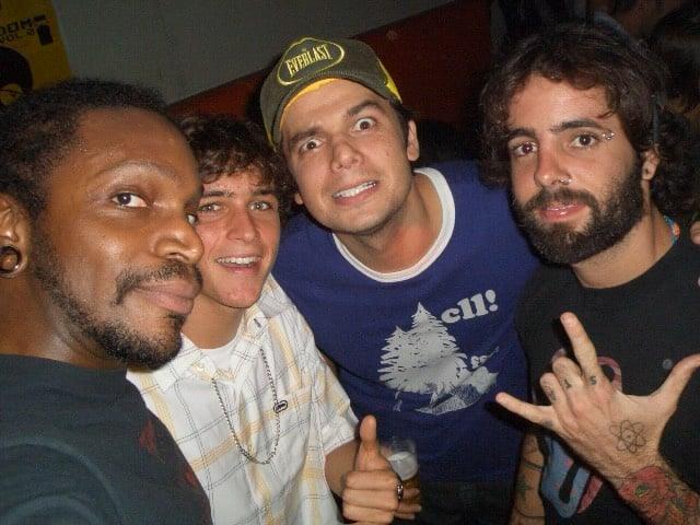 Derrick Green posta foto pra lá de aleatória, em que aparece ao lado de Felipe Dylon