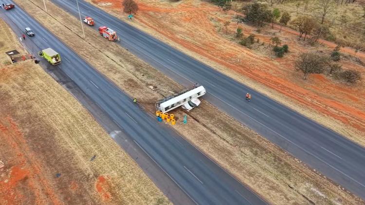 Carreta de combustível tomba e interrompe trânsito nos dois sentidos da BR-020