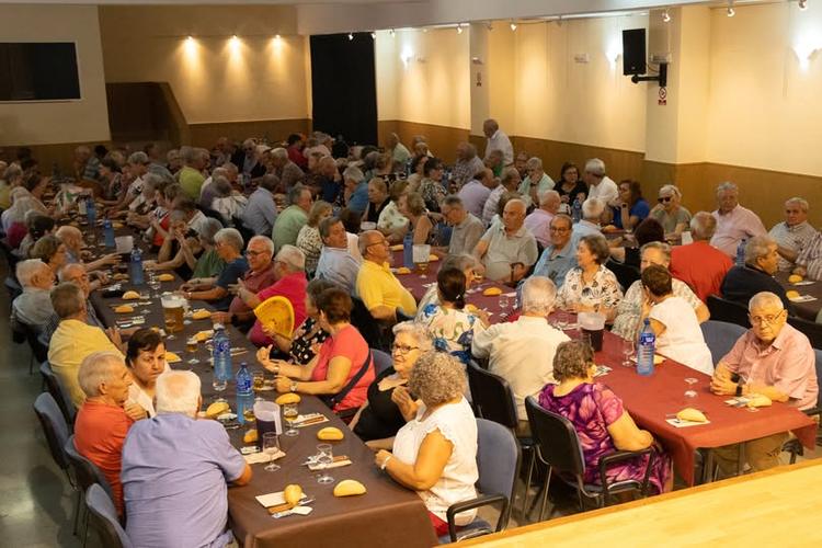👵👴 HOMENAJE A NUESTROS MAYORES Este mediodía hemos celebrado una de las citas más entrañables de nuestras Fiestas Patr...
