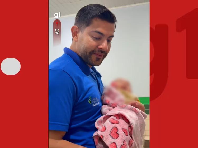 Professor pega bebê no colo para ajudar aluna durante aula no AC: 'Ensinar vai além dos livros'
