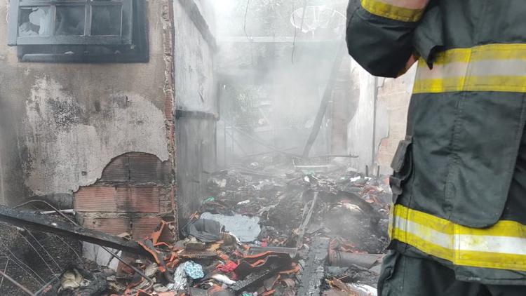 Incêndio destrói casa e mobiliza bombeiros em Ubatuba, SP