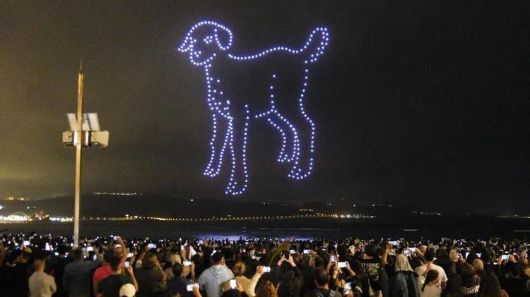 Quevedo anuncia el lanzamiento de su nuevo disco 'El Baifo' con un espectáculo de drones en Las Palmas de Gran Canaria