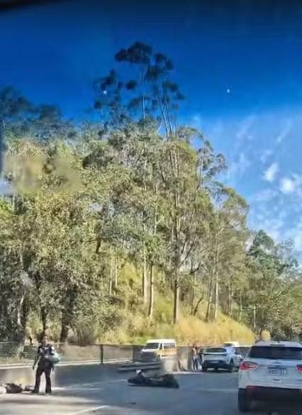 Pedestre é atropelado por motocicleta na Via Dutra, em Piraí