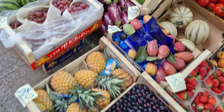 Svolta nella protesta dei tir in Sicilia: ripartono i carichi per salvare l'uva e l'ortofrutta