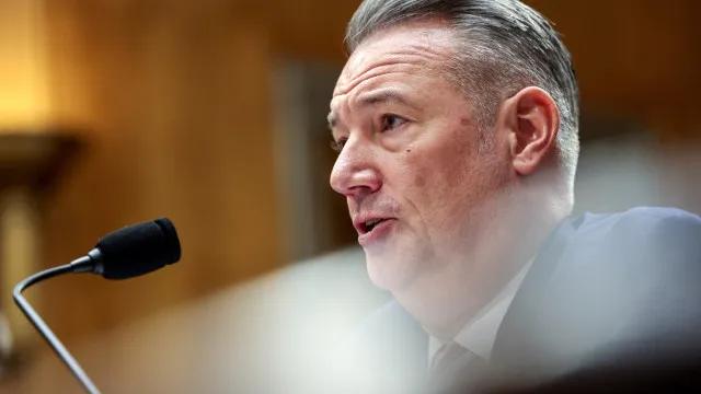 ICE: diretor responsável por plano de deportação de Trump pede demissão