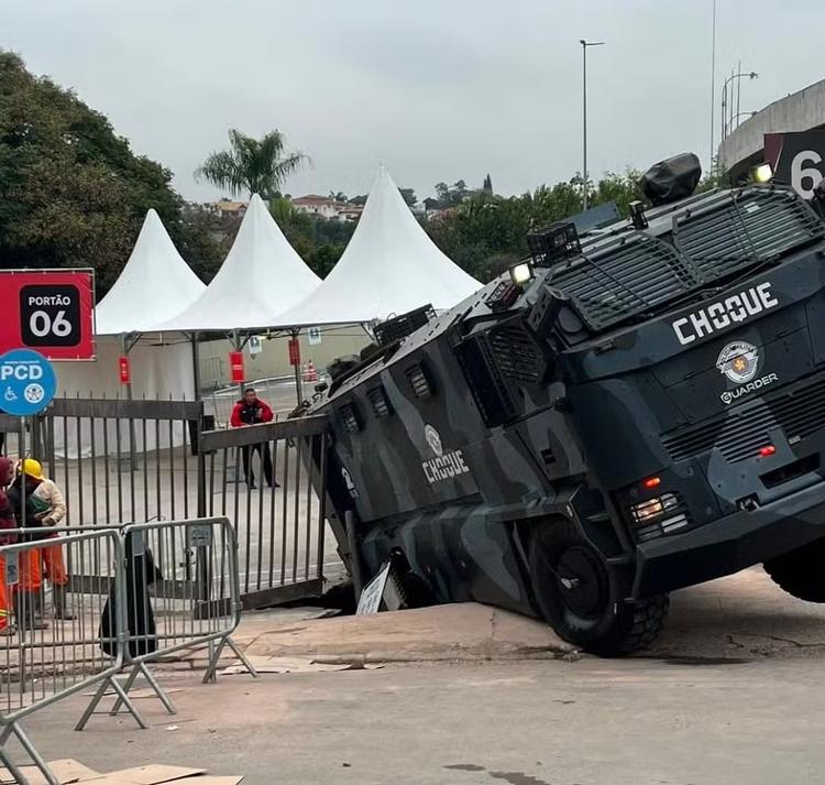 VÍDEO: viatura do Choque tomba após calçada ceder em frente ao Morumbis antes de show de Harry Styles em SP