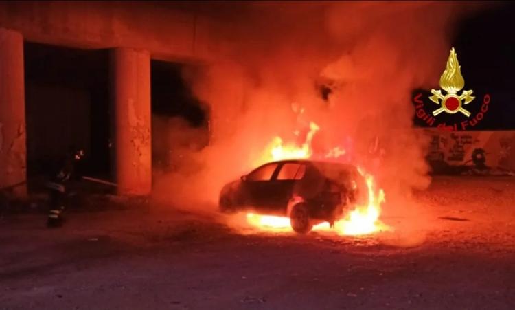 Auto in fiamme a Francavilla Fontana, l’intervento dei vigili del fuoco