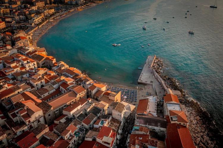 Dall’alto, Cefalù si affaccia sul mare e mostra tutta la sua bellezza❣️ #visitcefalu